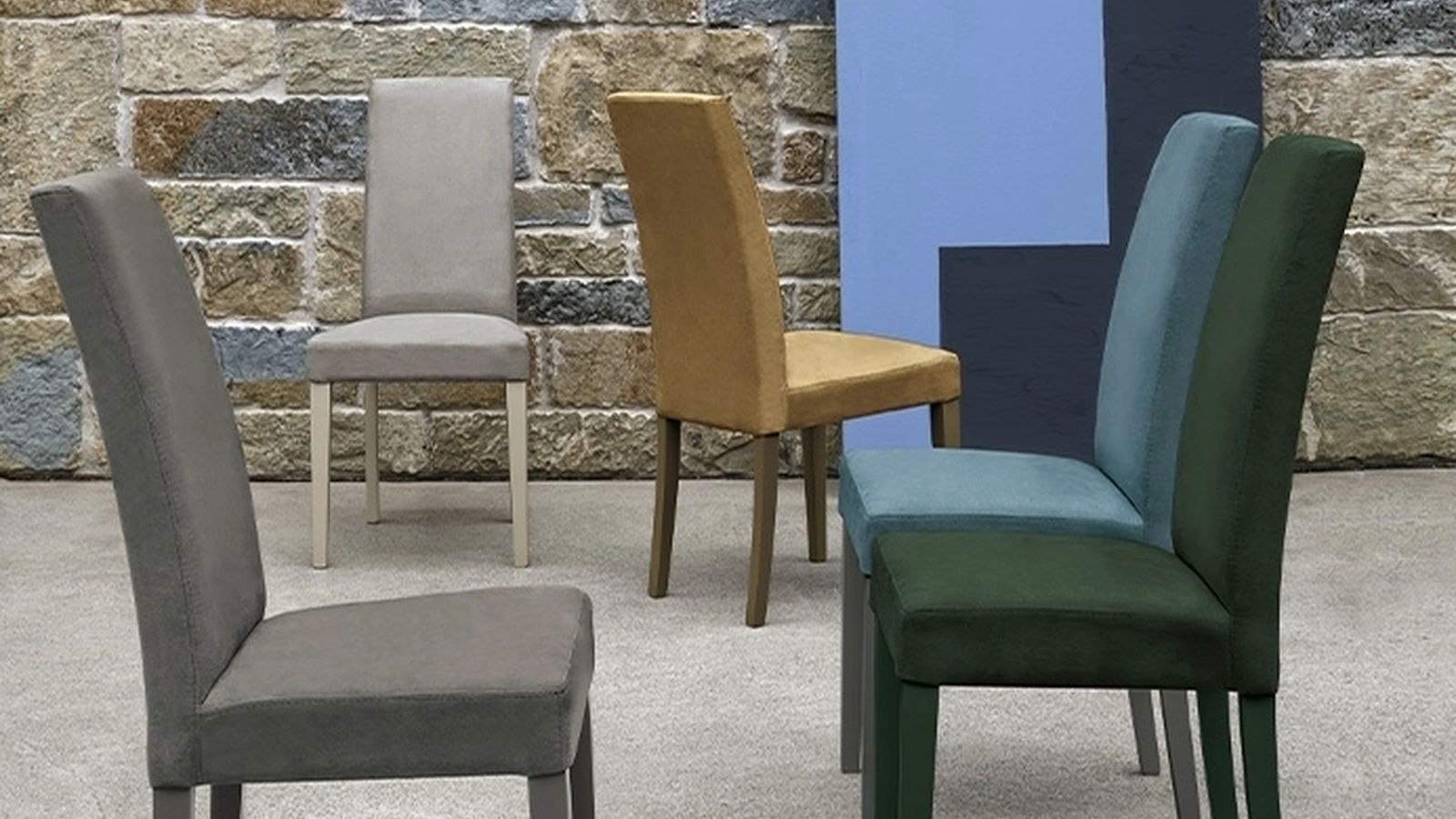 Sedia Lugano in morbida microfibra e struttura in legno verniciato di Target Point