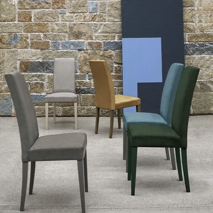 Sedia Lugano in morbida microfibra e struttura in legno verniciato di Target Point