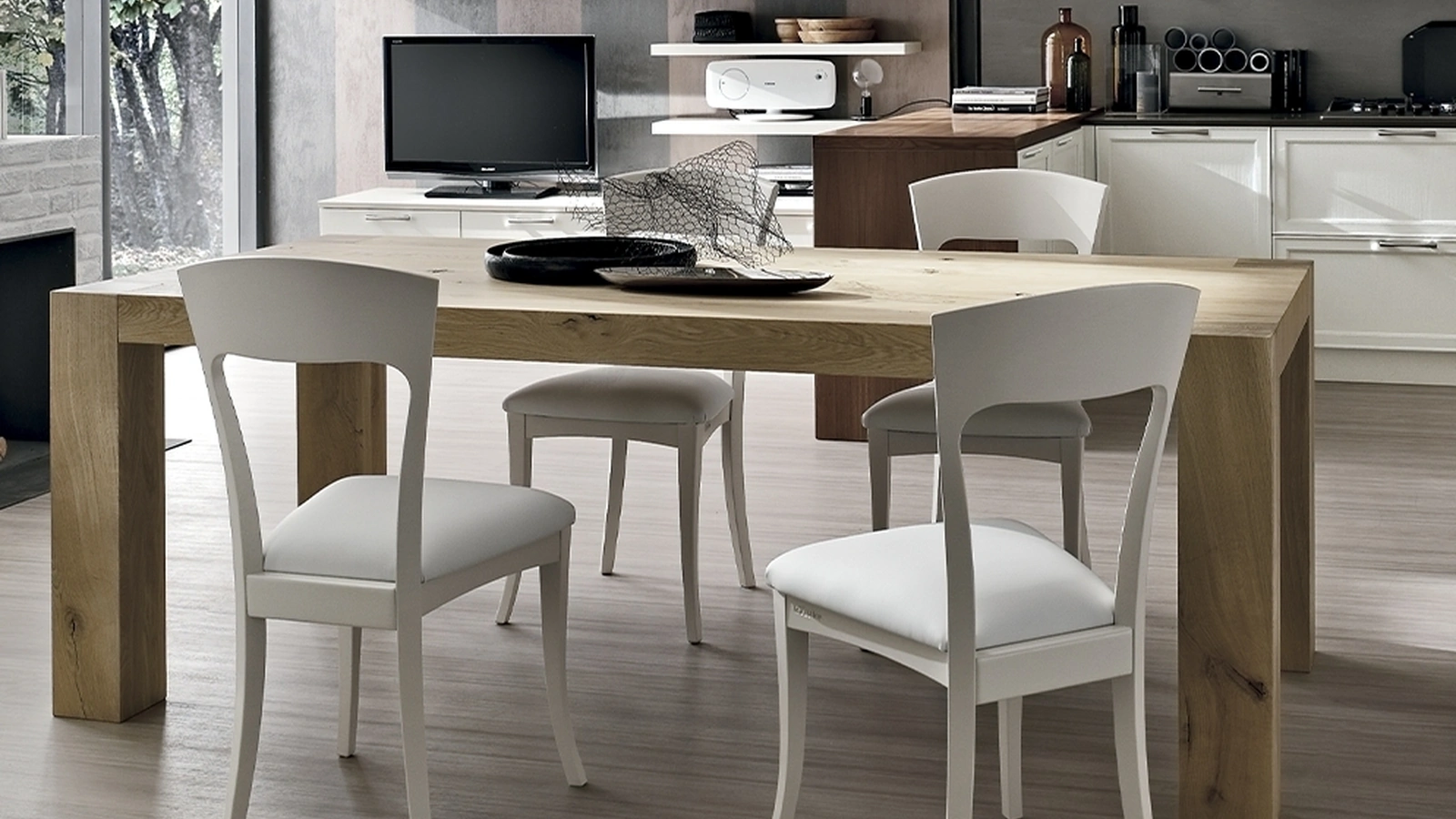 Sedia Magnolia in legno laccato con seduta imbottita di Le Fablier