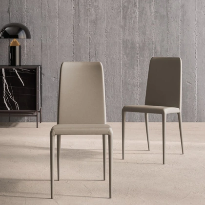 Sedia rivestita in ecopelle Minorca di Orme