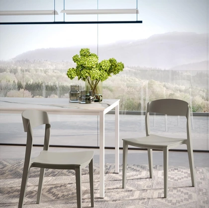 Sedia impilabile con struttura integrale in polipropilene Mira di Ingenia