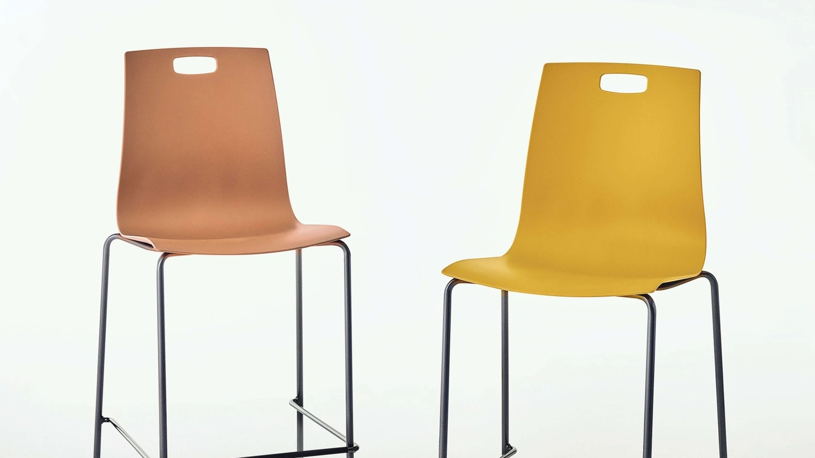 Sgabello Olly con scocca in polipropilene e struttura in acciaio laccato di Ingenia