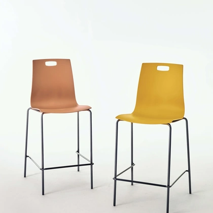 Sgabello Olly con scocca in polipropilene e struttura in acciaio laccato di Ingenia