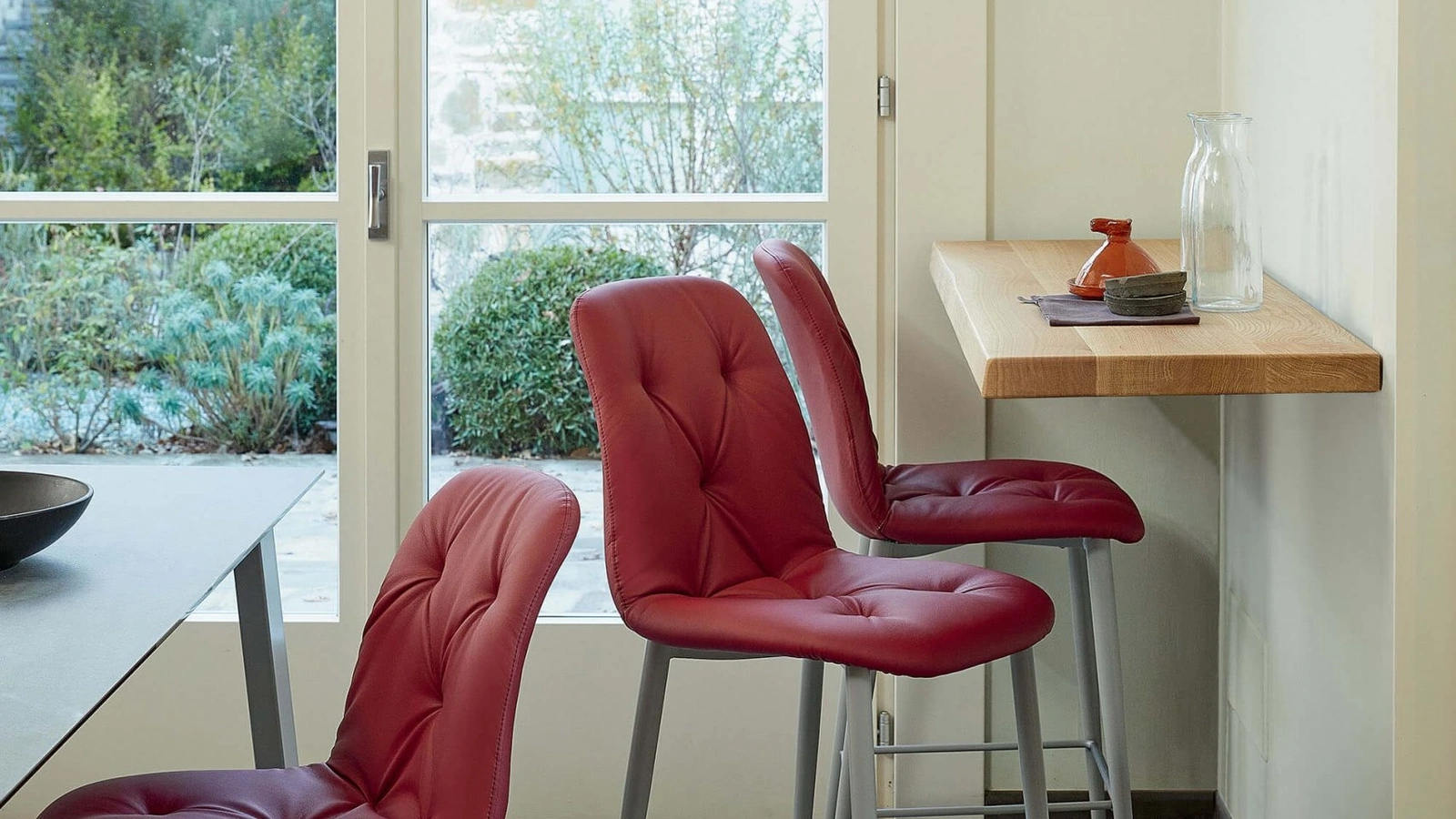 Sgabello Spring in ecopelle imbottita e base in acciaio di Ingenia