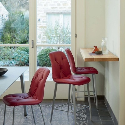 Sgabello Spring in ecopelle imbottita e base in acciaio di Ingenia