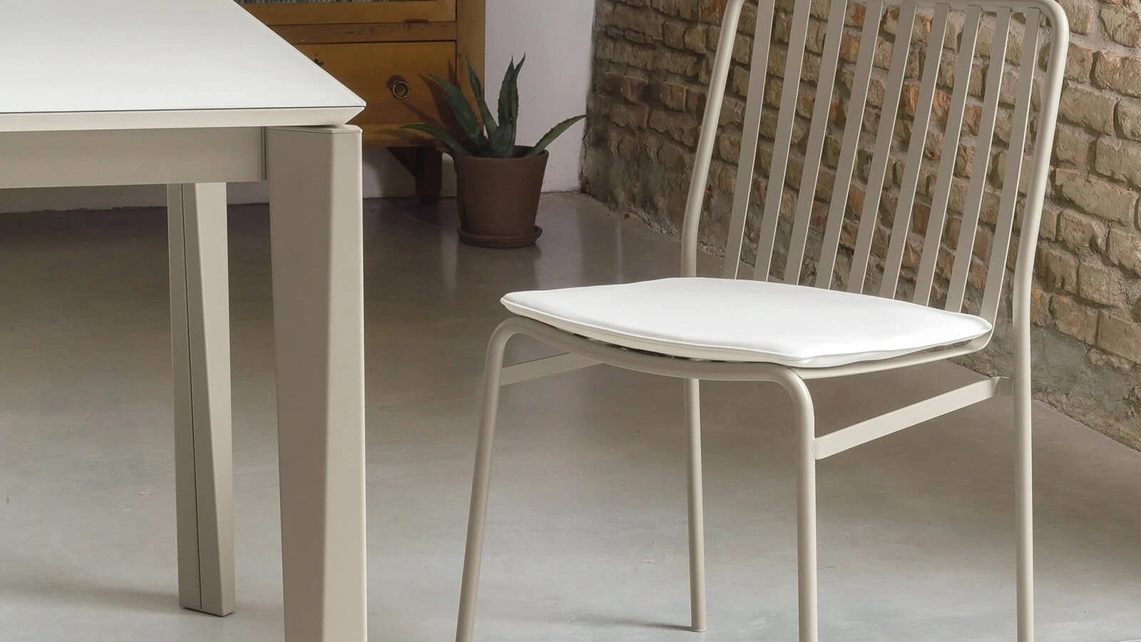 Sedia impilabile Street in acciaio laccato di Ingenia