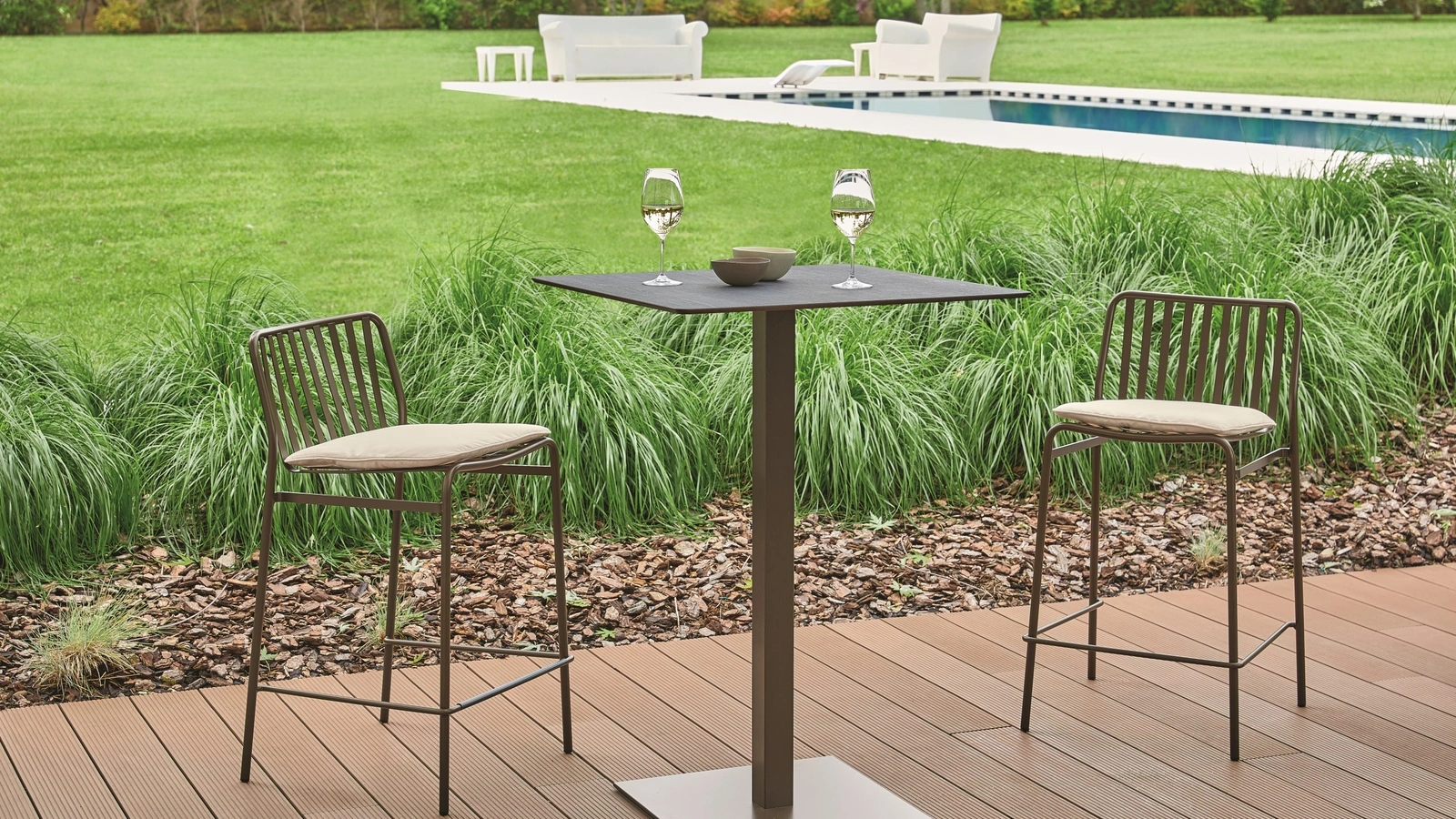 Sgabello impilabile Street Outdoor in acciaio laccato per esterno di Ingenia