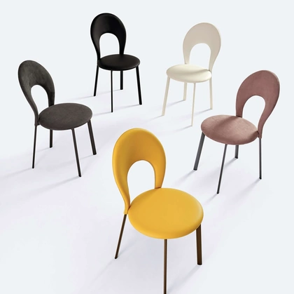 Sedia Vittoria in ecopelle con struttura in acciaio laccato di Ingenia