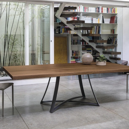 Tavolo Big Bang in legno di Ingenia