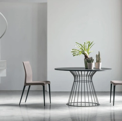 Tavolo rotondo Brigitte in materico rovere carbone con base in metallo laccato opaco antracite di Tomasella