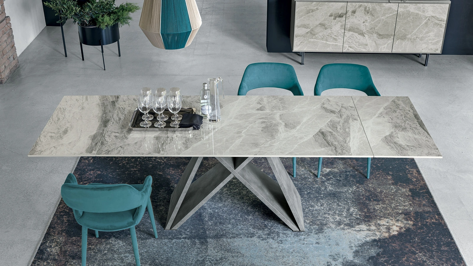 Tavolo allungabile Delta in gres porcellanato effetto marmo con basamento in laminato effetto metallo di Target Point