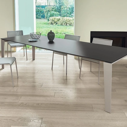 Tavolo allungabile Winny XXL in melaminico con gambe in acciaio laccato alluminio di Ingenia