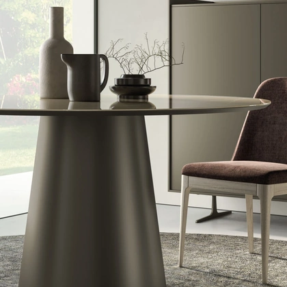 Tavolo rotondo Koni in laccato opaco di Orme