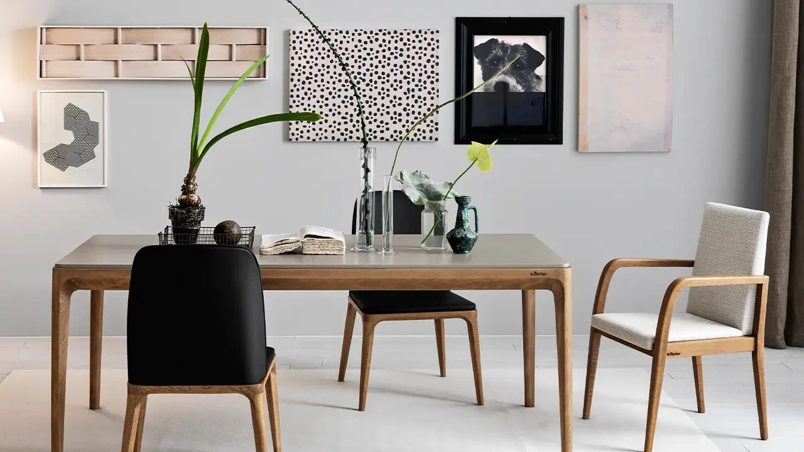 Tavolo allungabile Ekanta in legno con top laccato opaco di Le Fablier