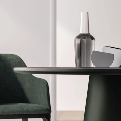 Tavolo rotondo Koni con top in melaminico materico Carbone di Orme