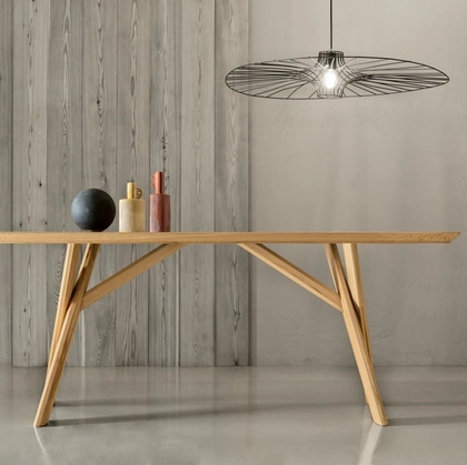 Tavolo con piano in rovere invecchiato e gambe in faggio Pechino di Le Fablier