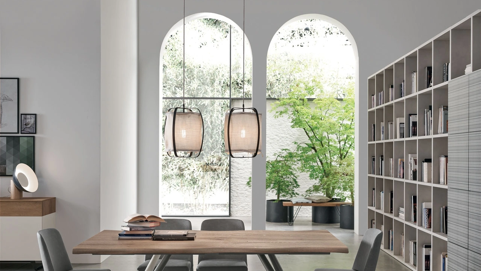 Tavolo Tudor con piano in rovere naturale scortecciato e struttura in metallo di Tomasella