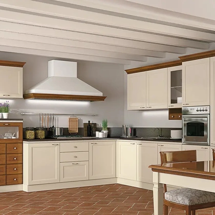 Cucina Classica angolare bicolore in laccato opaco e legno naturale I Ciliegi composizione 04 di Le Fablier