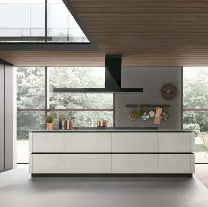 Isola in materico Cemento Bianco con blocco cottura in marmo Petit Granit. Composizione a portale in Pet Grau opaco e materico Cemento Bianco. Top in materico Cemento Bianco.