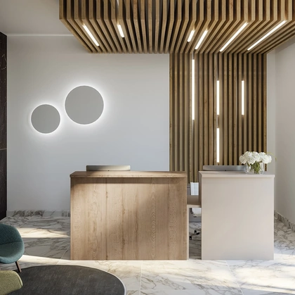 Bancone Reception OF60 diviso in due postazioni, una in Faggio nobilitato e l'altra in laccato opaco Visone di Giessegi